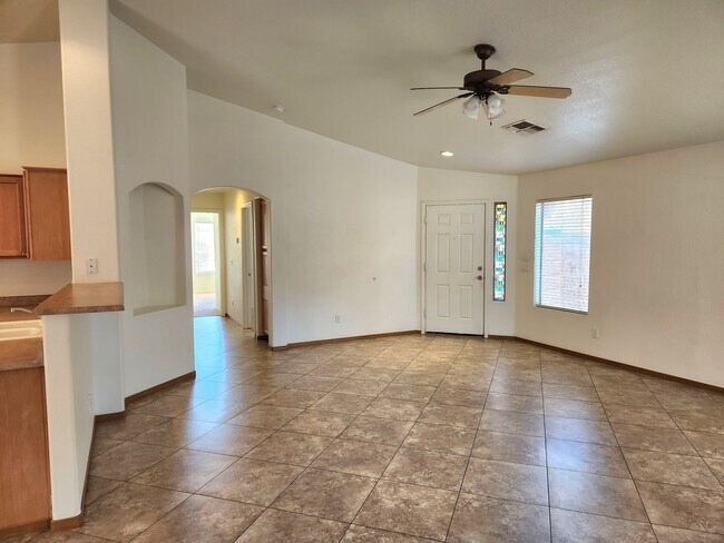 Building Photo - Beautiful 3 Bed/2 Bath with Pool!