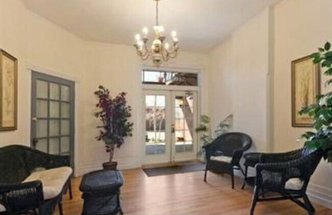 Building Photo - Charming Historic Condo in the Heart of Up...