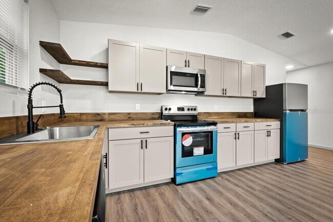 Building Photo - 1594 W 22nd St