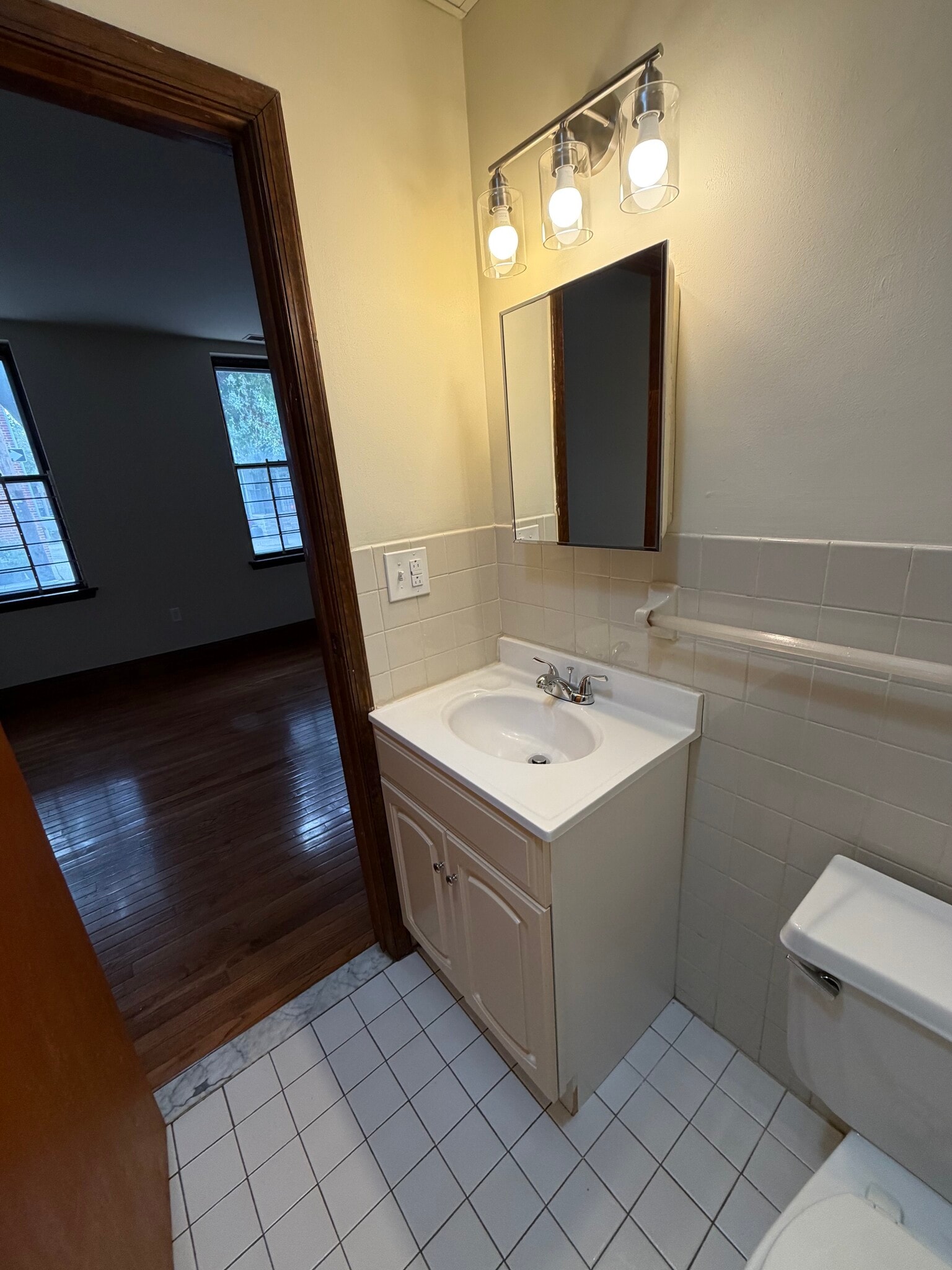 full bathroom - 507 Catharine St