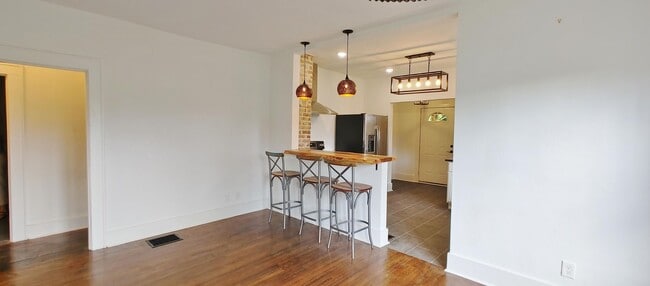 Building Photo - Adorable Red Bank Home!