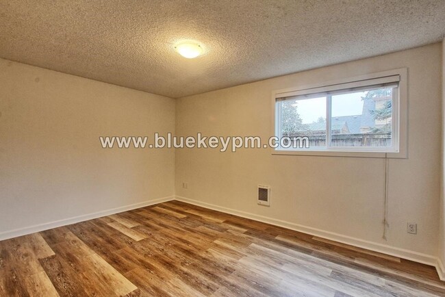 Building Photo - 2 Bed, 1 Bath Triplex in Sellwood-Moreland