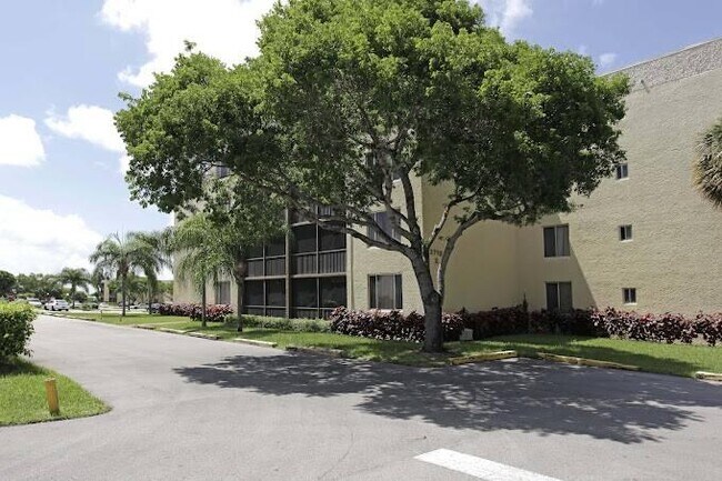 Building Photo - 1.0 bedroom in Fort Lauderdale Florida 33311