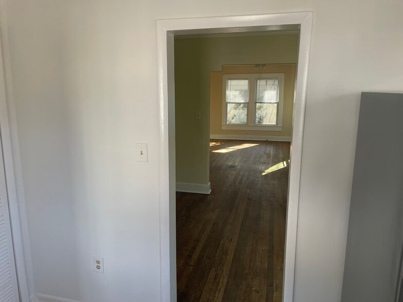 Building Photo - 305 Duncan St