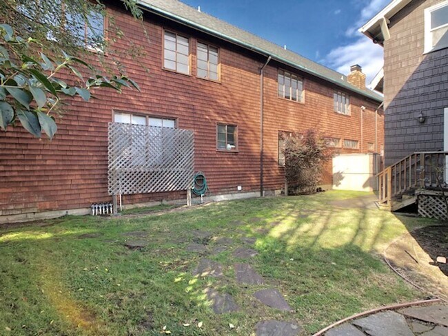 Building Photo - 1714 Santa Clara Ave