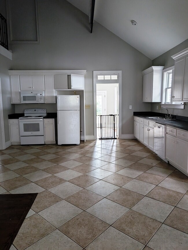 Building Photo - 604 Vance St NE