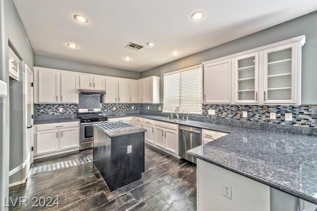 Building Photo - 4 Bedroom For Rent! Near Durango Station
