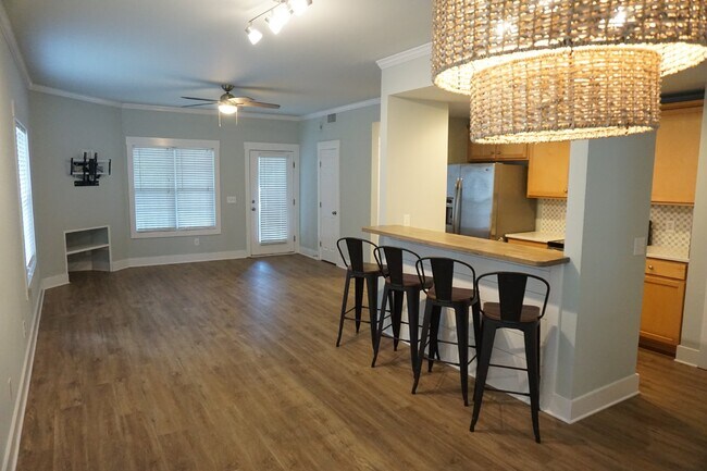 Building Photo - 2BR/2BA Condo in Trolley Path - $1,650/month Pet Friendly*