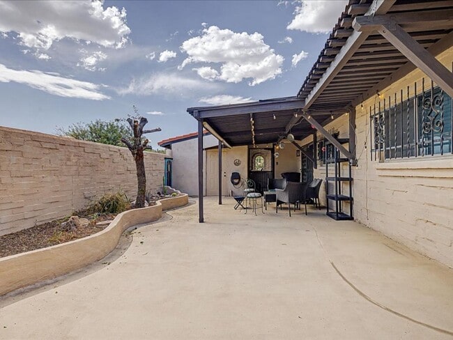 Building Photo - ALL UTILITIES, WIFI AND FURNITURE INCLUDED!! Beautiful Fully Furnished Home with Upgrades & Commu...