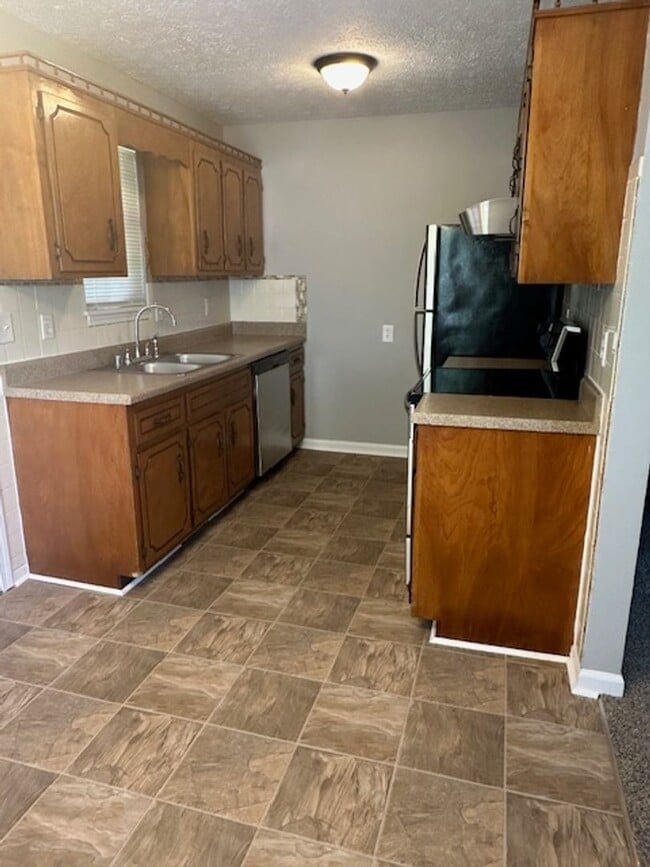 Building Photo - 1/2 off first months rent