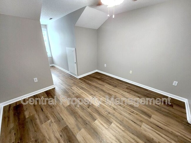 Building Photo - 303 Rexford Dr