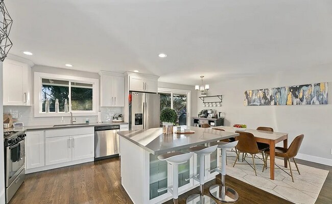 Building Photo - Beautiful Kent WA Home! Apply Today!