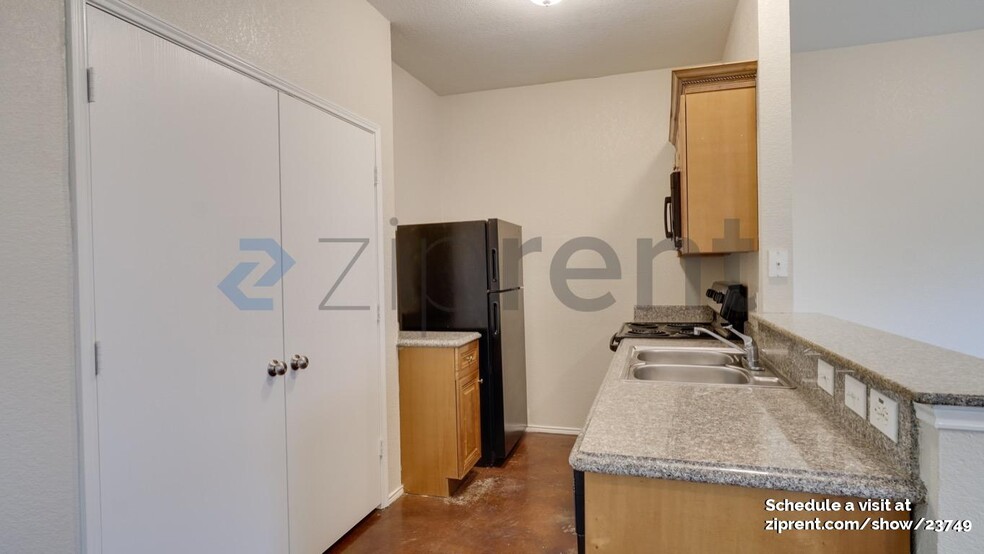Building Photo - 2340 Aldergate Dr