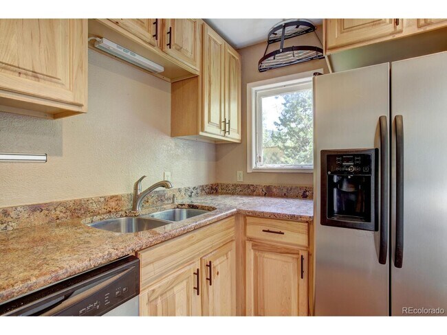 Building Photo - 347 Deer Path Rd