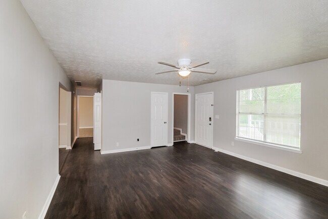 Building Photo - 2175 Red Rose Ln