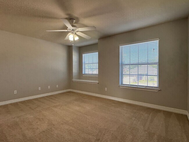 Building Photo - 5805 Thompson Pl