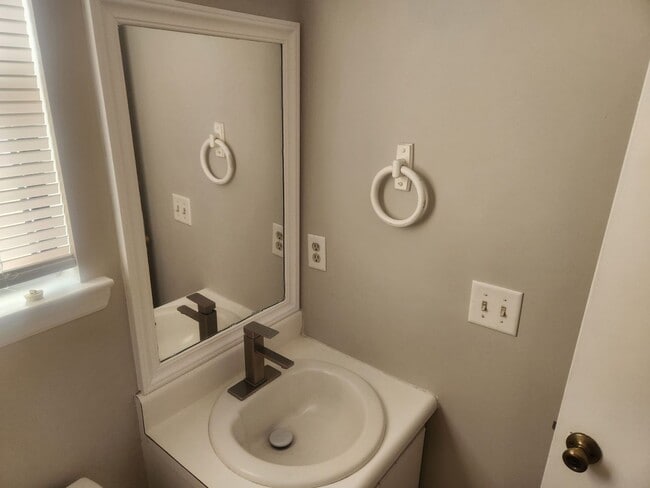 Building Photo - Ridgewood Subdivision Gem: 3-Bedroom Home with Fenced Yard.