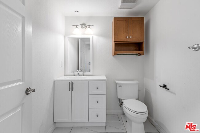 Building Photo - 5831 Seawalk Dr