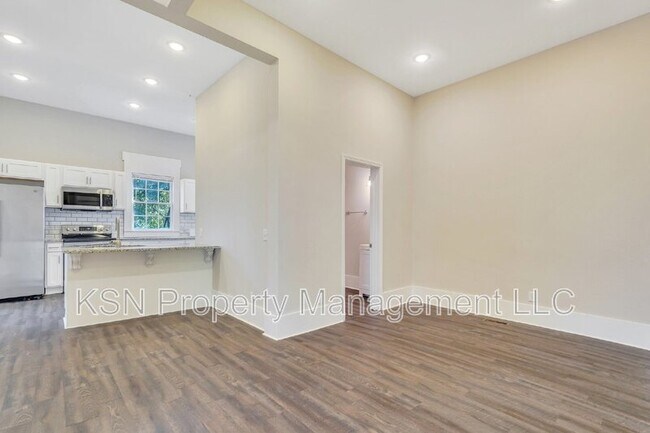 Building Photo - 309 W 33rd St