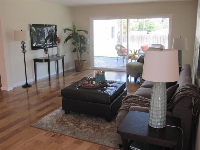 Building Photo - Lovely 3 bedroom home with an open floor plan