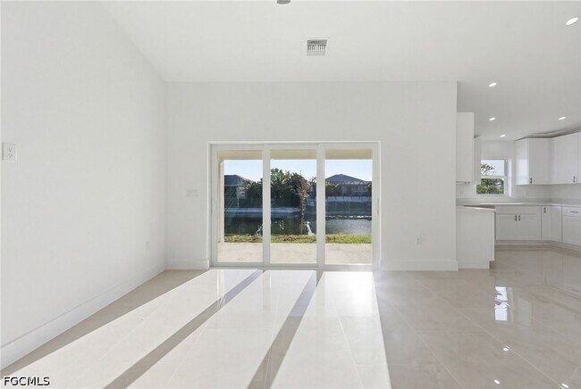 Building Photo - 2105 NE 1st Ave