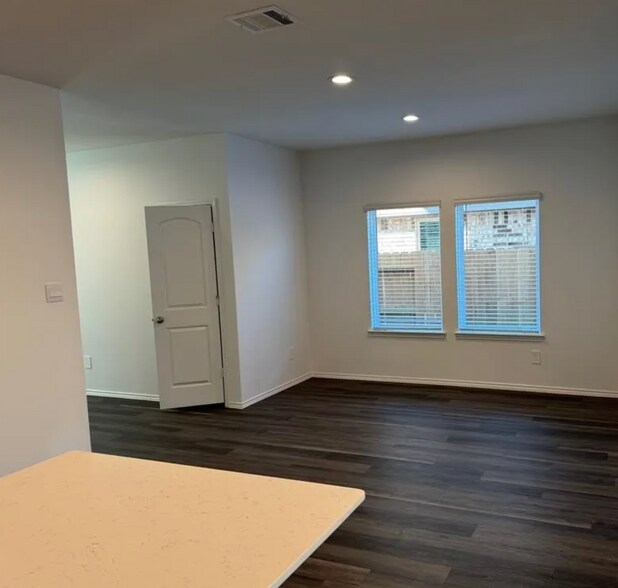 Building Photo - 4968 Pismo Ray Dr