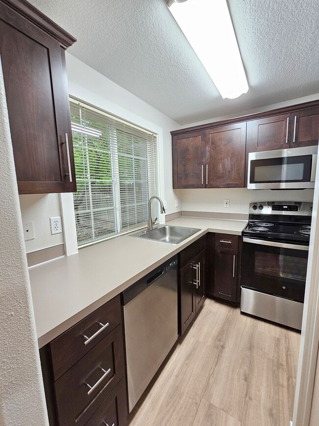 Building Photo - Large Updated 2 Bed, 1.5 Bath Townhouse w/ Washer & Dryer + Off-street Parking
