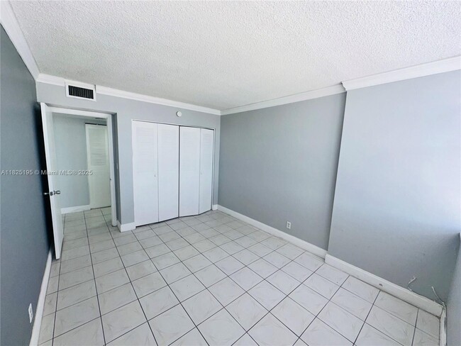 Building Photo - 2025 NE 164th St