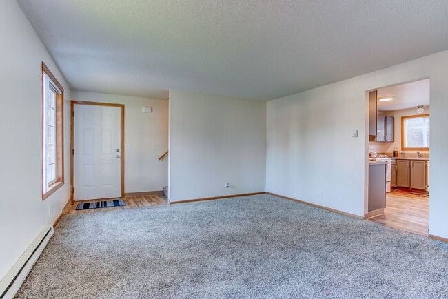 Building Photo - Spacious 3 bedroom 1.5 bath townhome Hillsboro!