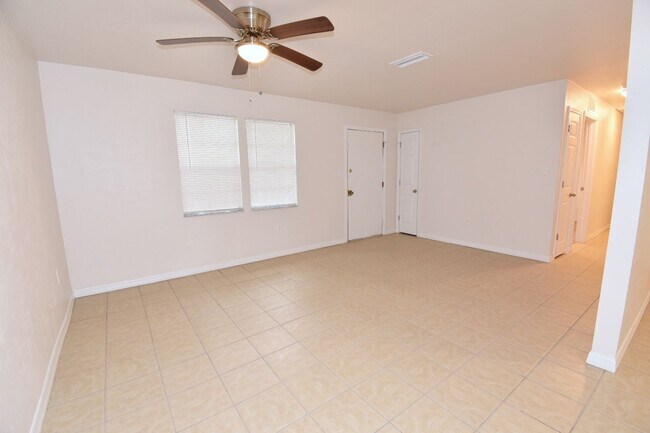 Building Photo - Charming 3/1 House