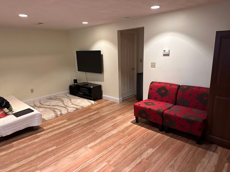 Building Photo - 60 Sylvan St