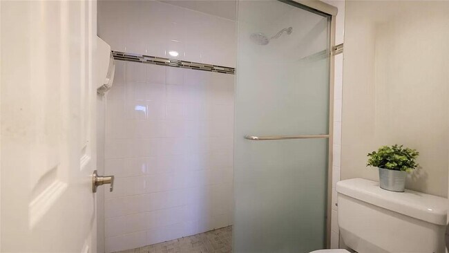 Building Photo - 401 Golden Isles Dr