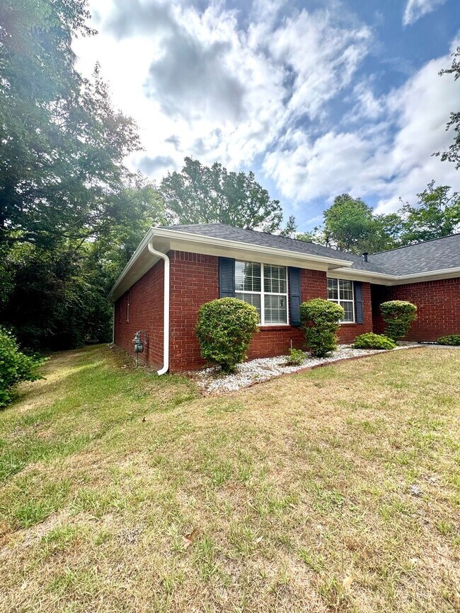 Building Photo - Your Private Retreat 3 Bedroom 2 Bath RentalAwaits!