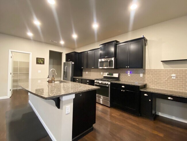 Building Photo - 3 bedroom, 2568 Sqft. home In Federal Way