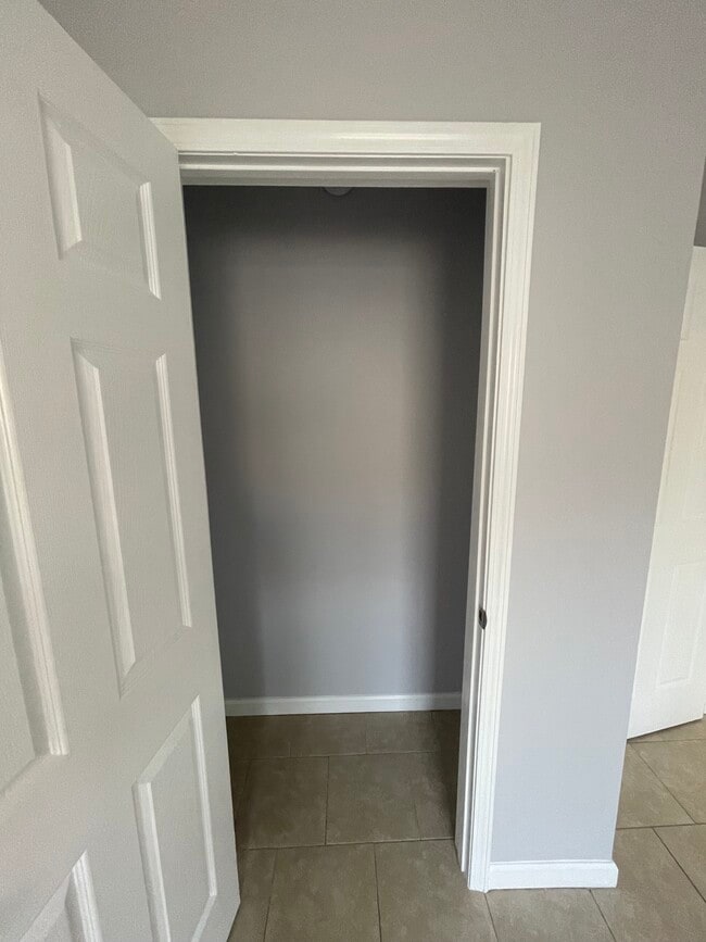 Building Photo - 715 W 13th St