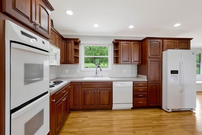 Building Photo - Awesome 3BE/2BA ranch style home in the WestMeade area!