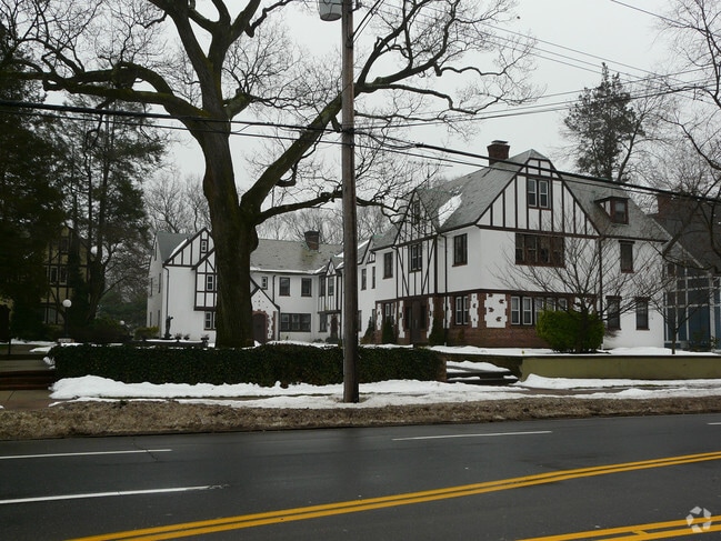 Building Photo - 623 Whitney Ave