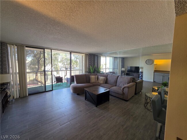 Building Photo - 750 S Royal Crest Cir