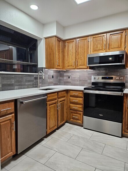 Kitchen - 525 Manhattan Dr