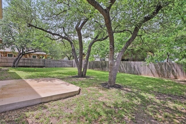 Building Photo - Red Oaks Subdivision / 5 bedrooms, 4 bathr...