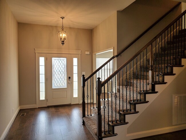 Building Photo - $2100 Executive 3 Bed 2.5 Bath with Bonus ...