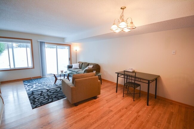 Building Photo - Rare end unit townhome in super convenient...
