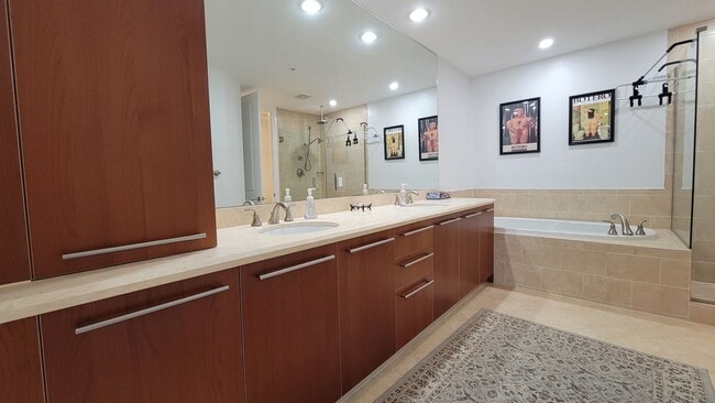 Building Photo - Luxury Apartment Right On The Beach In Lauderdale By The Sea!!! Seasonal rental