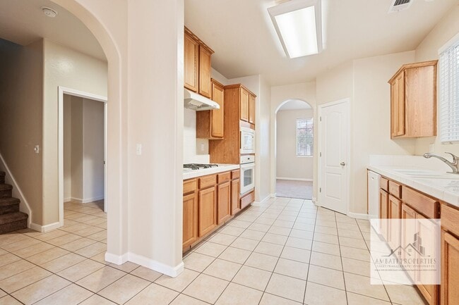 Building Photo - Spacious Two Story Home in Prime Northwest Fresno Location!