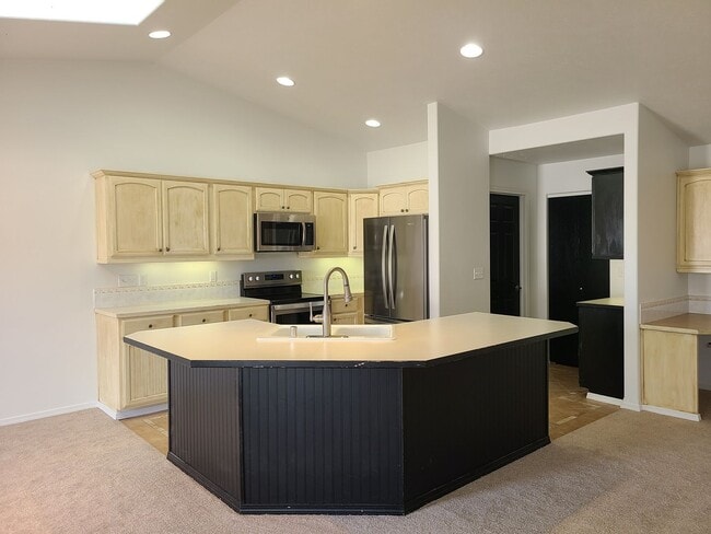 Building Photo - $2,100 - 2 Bed / 2 Bath Beautiful House in...