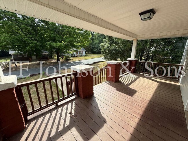 Building Photo - Charming 2 Bedroom Home with Rocking Chair Front Porch Near Downtown Winston-Salem