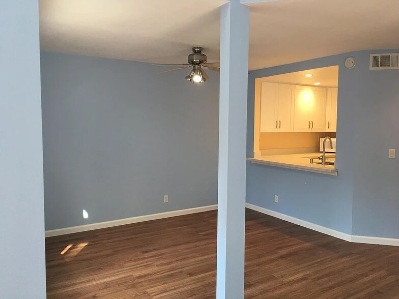 Dining area with ceiling fan - 5318 Borneo Cir