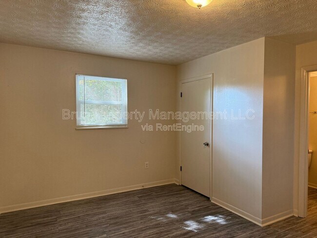 Building Photo - 3216 Garden Dr