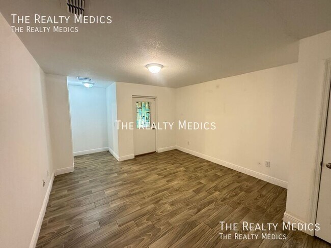 Building Photo - 708 Bon Air St