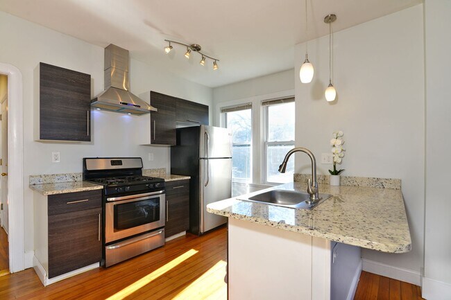 Building Photo - Great location! Updated 3 bedroom 1 Bathro...